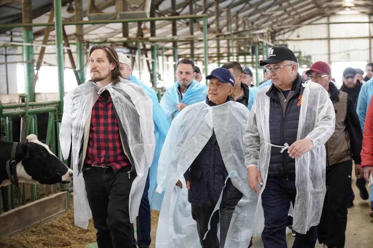 Рустам Минниханов посещает Новый Кормовой Центр Заволжье