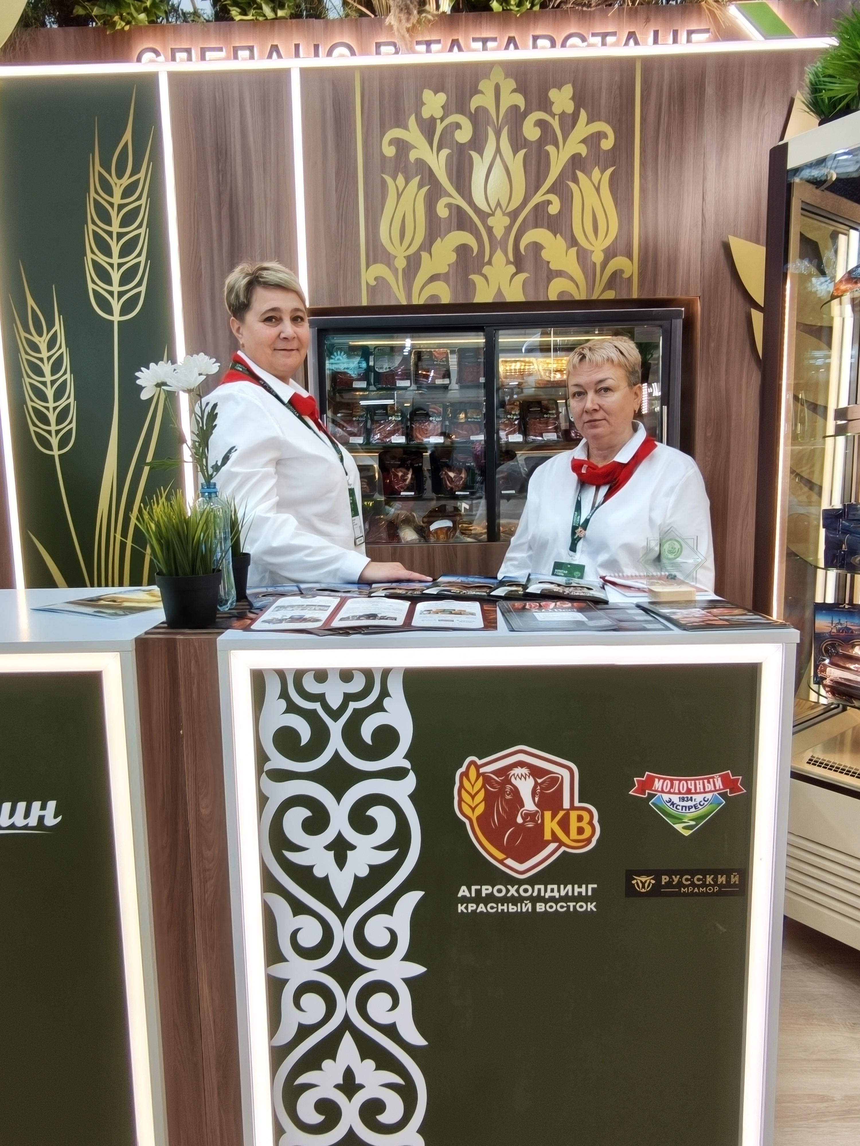 Посетители у стенда Агрохолдинга